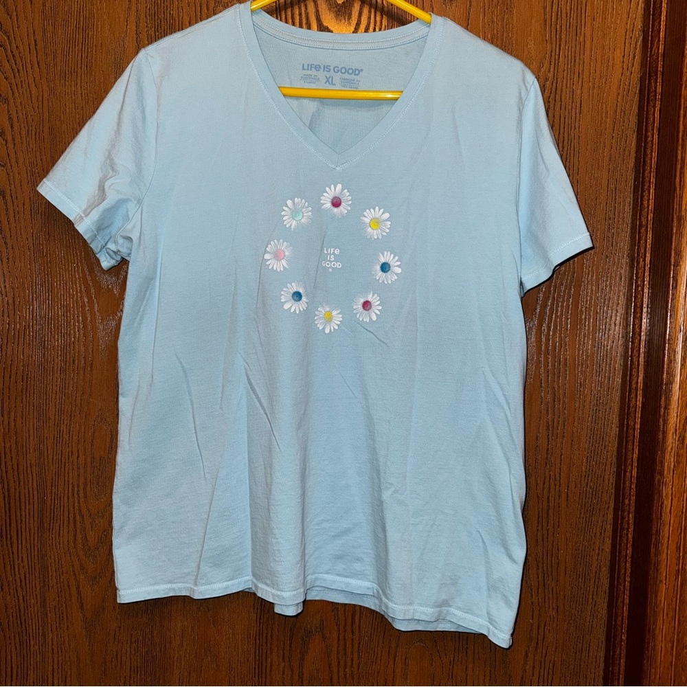 Life Is Good XL Short Sleeve Tee Women’s blue V-neck EUC Ring of Daisies